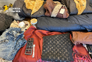Sequestrati capi contraffatti in un capannone a Camerata Picena